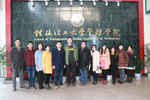 与会人员合影留念